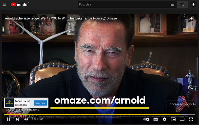 Anúncio Omaze no Youtube com Arnold Schwarzenegger