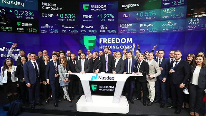 Timur Turlov e a equipa da Freedom24 na Bolsa de Valores NASDAQ