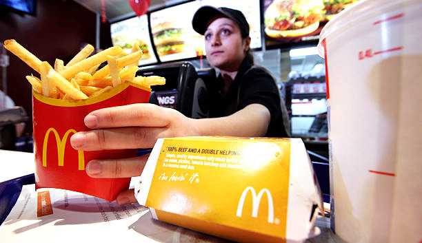 Funcionário no Restaurante McDonalds a entregar comida ao cliente