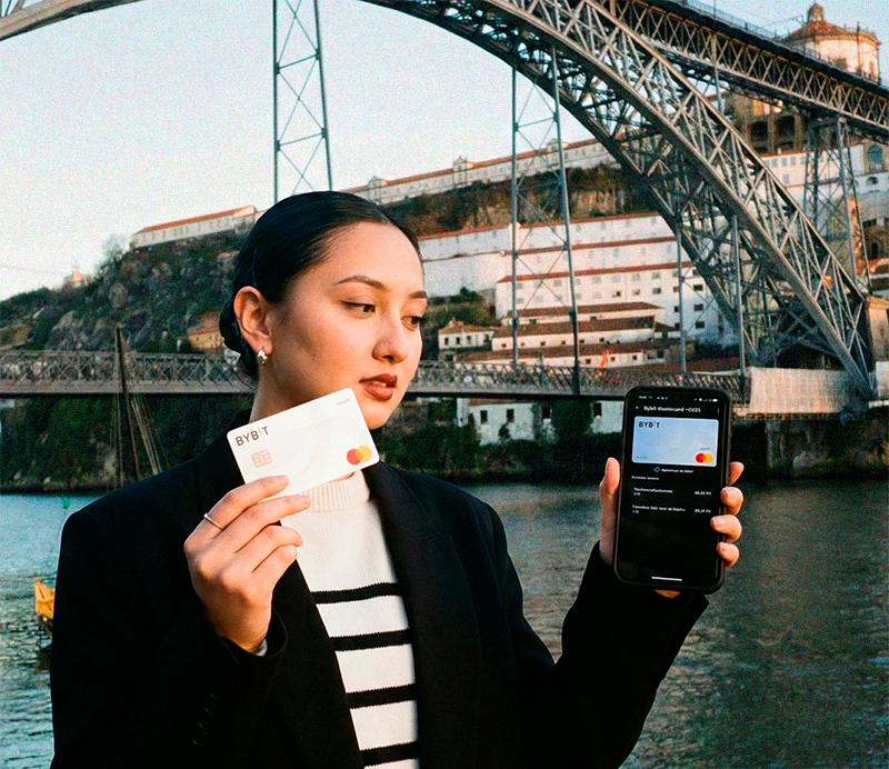 Cartão débito Bybit com cashback Maria usando o cartão de débito Bybit que dá subscrições grátis.