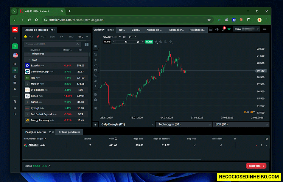 Plataforma web da corretora XTB no modo escuro e claro.