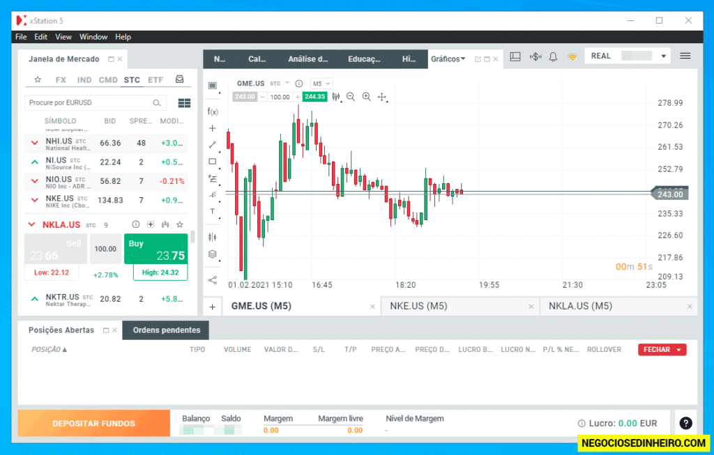 Plataforma xStation da corretora XTB em modo escuro e claro